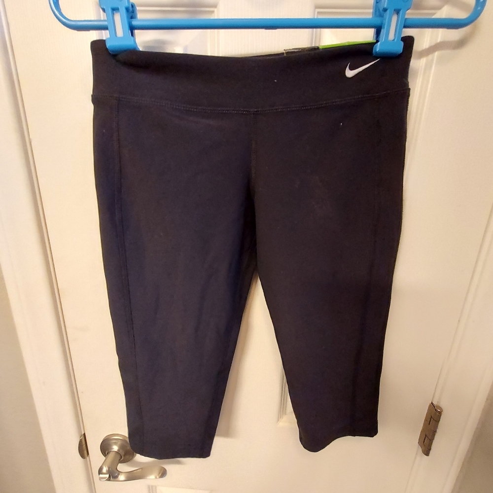 Nike legend tight fit crops nwt